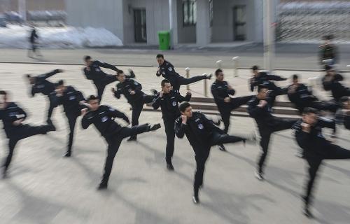 3月1日,烏魯木齊市特警八支隊六大隊的特警們在演練新式擒敵拳連貫動作。當(dāng)日,烏魯木齊市特警八支隊開展春季大練兵活動,400余名特警隊員進(jìn)行了新式擒敵拳演練。據(jù)介紹,新式擒敵拳以腿法見長,手腳并用,拳打腳踢,摔擒合一,可一勢多用,新式擒敵拳推廣可以全面提高單警作戰(zhàn)能力和擒敵技能。烏魯木齊市特警八支隊曾在奧運安保、亞歐博覽會等重大活動中表現(xiàn)出色。新華社記者 趙戈 攝