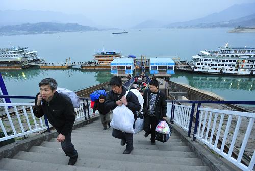 3月2日,旅客從三峽大壩上游太平溪碼頭下船,準(zhǔn)備翻壩坐車下行。新華社發(fā)(鄭家裕 攝)