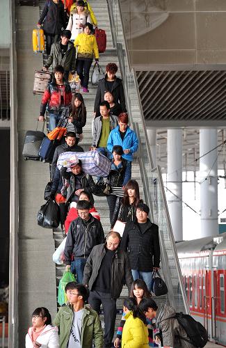 3月2日,旅客在寧夏銀川火車站進(jìn)站上車。新華社記者 彭昭之 攝