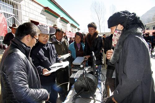 3月2日,西藏山南地區(qū)廣電部門工作人員為瓊結(jié)縣拉玉鄉(xiāng)村民提供“村村通”設(shè)備維修服務(wù)。新華社發(fā)(普布旺堆 攝)
