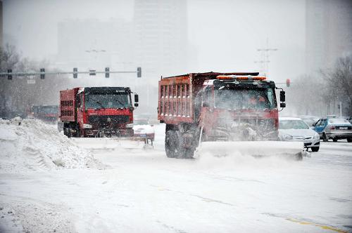 3月9日,清雪車在清理道路上的積雪。新華社記者王建威攝