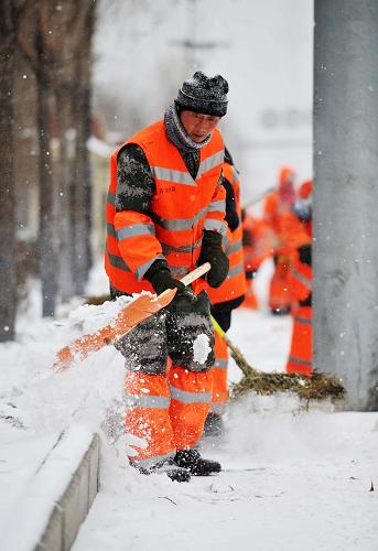3月9日,環(huán)衛(wèi)工人在清除積雪。新華社記者王建威攝