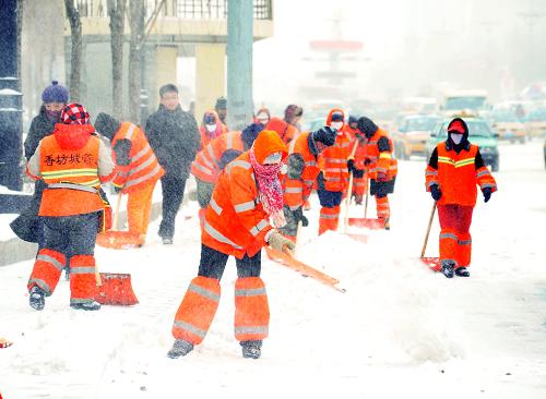3月9日,環(huán)衛(wèi)工人在中山路上清除積雪。新華社記者王松攝