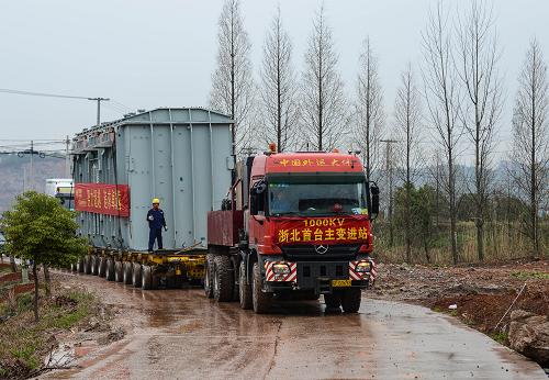 3月19日,重型貨車載著397噸的變壓器開往變電站。新華社記者 徐昱 攝