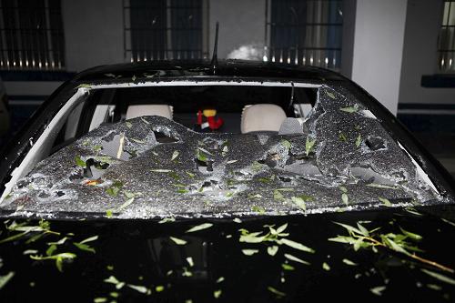 貴州省黔東南州錦屏縣隆里鄉(xiāng)一輛汽車在冰雹襲擊中受損嚴(yán)重(3月19日攝)。新華社發(fā)(祝徐 攝)