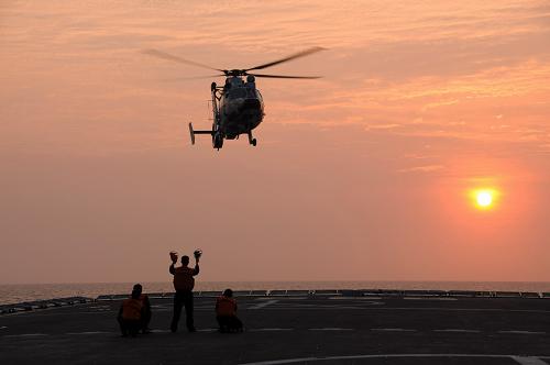 3月20日黎明,一架直-9直升機(jī)降落井岡山艦。當(dāng)日,由海軍南海艦隊(duì)4艘軍艦組成的艦艇編隊(duì)在海南島以東海域展開訓(xùn)練。3月19日,該艦艇編隊(duì)駛離三亞某軍港,赴南海、西太平洋等海域進(jìn)行戰(zhàn)備巡邏遠(yuǎn)海訓(xùn)練。 新華社記者 白瑞雪攝