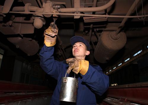 3月22日,通遼鐵路車輛段職工在搶修運送化肥車輛。新華社發(fā)(宮文波 攝)