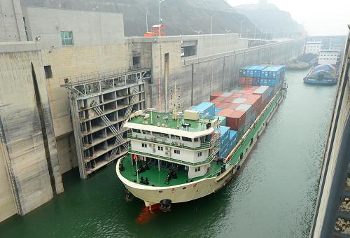 3月22日,貨輪通過(guò)三峽北線(xiàn)船閘上行。當(dāng)日8時(shí),一行貨船在薄霧之中順次駛?cè)腴L(zhǎng)江三峽北線(xiàn)船閘,標(biāo)志著北線(xiàn)船閘為期20天的停航檢修正式結(jié)束,恢復(fù)通行。從2013年3月2日起,三峽北線(xiàn)船閘進(jìn)行停航檢修,此次檢修是其自2003年通航以來(lái),近10年來(lái)首次長(zhǎng)時(shí)間大規(guī)模停航檢修。 三峽船閘是世界上運(yùn)行級(jí)數(shù)最多的船閘,采用了南北雙線(xiàn)設(shè)計(jì)。平時(shí),船閘采取“南下北上”雙線(xiàn)運(yùn)行。北線(xiàn)船閘停航檢修期間,三峽船閘南線(xiàn)單獨(dú)運(yùn)行,樞紐通航能力受到較大制約,導(dǎo)致壩區(qū)出現(xiàn)船舶積壓現(xiàn)象。據(jù)通航部門(mén)統(tǒng)計(jì),三峽河段仍滯留船舶600多艘,恢復(fù)至正常暢通仍需時(shí)日。新華社發(fā)(鄭家裕 攝)