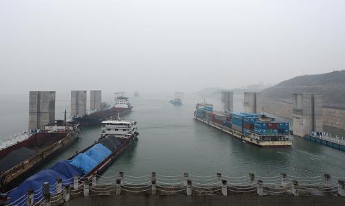3月22日,貨輪有序通過(guò)三峽船閘。新華社發(fā)(鄭家裕 攝)
