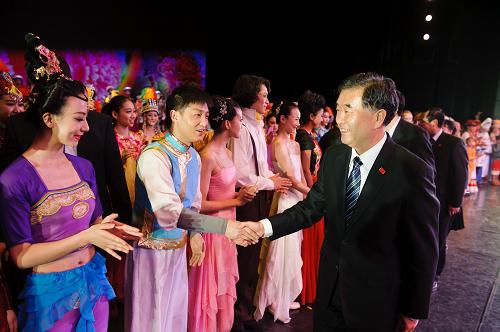 3月21日,中國(guó)國(guó)務(wù)院副總理、中俄旅游年中方組委會(huì)主席汪洋(右前)在俄羅斯首都莫斯科檢查指導(dǎo)俄羅斯“中國(guó)旅游年”開(kāi)幕式籌備工作時(shí)同參演演員握手。新華社記者姜克紅攝