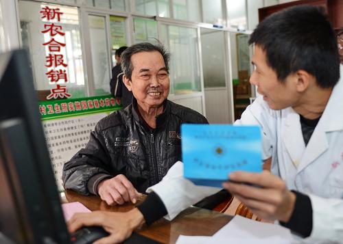 3月28日, 福建省莆田市新度鎮(zhèn)青垞村74歲的張清泉老人在村衛(wèi)生所報銷藥費和一般診療費。新華社記者 張國俊 攝