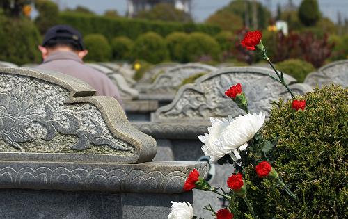 在上海濱海古園內(nèi),市民在鮮花和綠樹中祭奠逝者(3月28日攝)。新華社發(fā)(丁汀 攝)