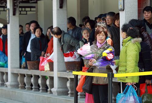 3月28日,在上海濱海古園內(nèi),市民排隊等待進入墓區(qū)。新華社發(fā)(丁汀 攝)