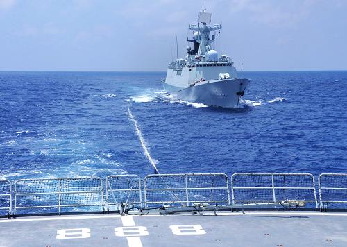 3月28日,撫仙湖補(bǔ)給艦正在為玉林艦(上)補(bǔ)給油料。當(dāng)日,海軍南海艦隊(duì)遠(yuǎn)海訓(xùn)練編隊(duì)在南海某海域開(kāi)展立體補(bǔ)給和臨檢拿捕演練。新華社記者 白瑞雪 攝