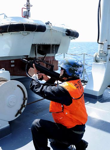 3月28日,臨檢拿捕隊(duì)員登臨模擬可疑商船的撫仙湖艦。新華社記者 白瑞雪 攝