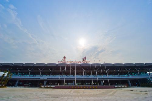 新修建的貴陽(yáng)龍洞堡機(jī)場(chǎng)航站樓。3月30日,國(guó)家西部大開發(fā)重點(diǎn)工程之一的貴陽(yáng)龍洞堡國(guó)際機(jī)場(chǎng)二期擴(kuò)建工程全面竣工。此項(xiàng)工程新建航站樓11萬(wàn)平方米,貨運(yùn)站2.1萬(wàn)平方米,擴(kuò)建站坪26萬(wàn)平方米,新建停機(jī)位25個(gè),停車場(chǎng)(樓)10.5萬(wàn)平方米。新華社記者 劉續(xù) 攝