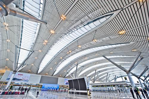 新修建的貴陽(yáng)龍洞堡機(jī)場(chǎng)航站樓候機(jī)大廳。新華社記者 劉續(xù) 攝