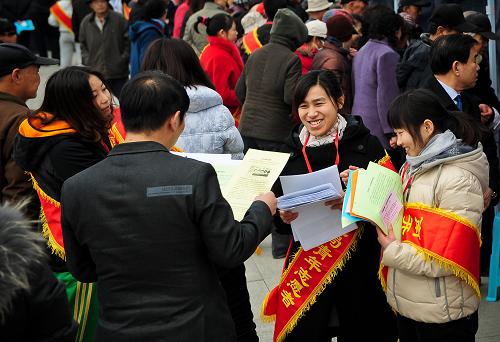 3月30日,天津南開(kāi)區(qū)衛(wèi)生局青年志愿者在義診活動(dòng)中為市民免費(fèi)發(fā)放醫(yī)療保健材料。新華社記者 張超群 攝