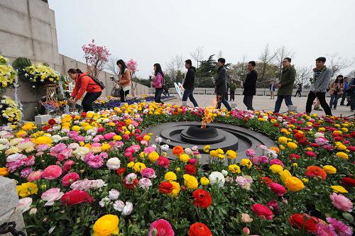 3月30日,參加祭奠活動的市民在雨花臺烈士紀(jì)念碑前獻(xiàn)花。清明前夕,成千上萬的市民、學(xué)生、單位職工、部隊官兵來到南京雨花臺烈士陵園,參觀并開展各種活動,祭奠、緬懷革命先烈。新華社記者 孫參 攝