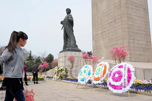 3月30日,市民在雨花臺烈士紀(jì)念碑前參觀憑吊。新華社記者 孫參 攝