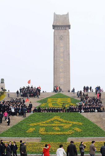 3月30日,市民和學(xué)生在雨花臺烈士紀(jì)念碑前參觀、憑吊。新華社記者 孫參 攝
