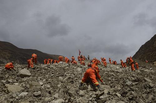3月30日,救援人員在拉薩市墨竹工卡縣山體塌方現(xiàn)場搜救被埋人員。新華社記者 普布扎西 攝