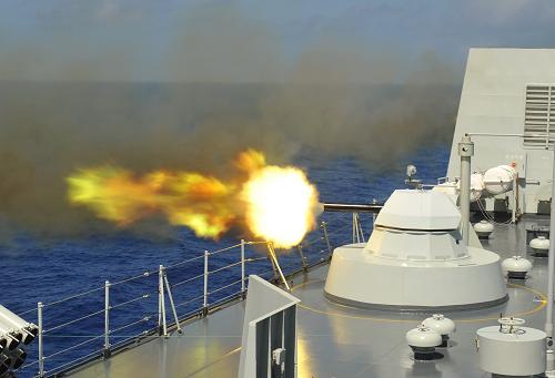 3月31日,中國人民解放軍海軍南海艦隊(duì)聯(lián)合機(jī)動編隊(duì)在西太平洋開展對海實(shí)彈射擊訓(xùn)練。新華社發(fā) (高毅 攝)