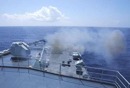 3月31日,中國人民解放軍海軍南海艦隊(duì)聯(lián)合機(jī)動編隊(duì)在西太平洋開展對海實(shí)彈射擊訓(xùn)練。新華社記者白瑞雪攝