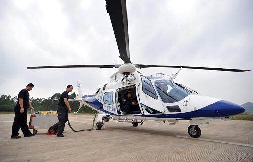 4月4日,在廣西南寧市警航基地,機組在做警務直升機起飛前準備。新華社記者 陸波岸 攝