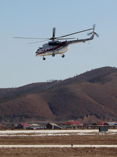 4月4日,武警黑龍江省森林總隊大興安嶺地區(qū)支隊直升機在空中巡護森林。新華社發(fā)(王齊勝 攝)