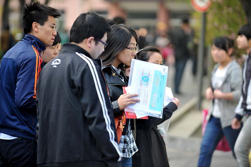 4月13日,在太原市財(cái)貿(mào)學(xué)校考點(diǎn),參加公務(wù)員考試的考生在看考場(chǎng)分布表。新華社記者 詹彥 攝