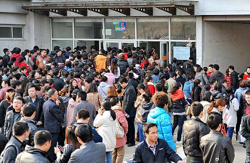 4月13日,參加公務(wù)員考試的考生在秦皇島燕山大學(xué)考點(diǎn)準(zhǔn)備進(jìn)入考場(chǎng)。新華社記者 楊世堯 攝