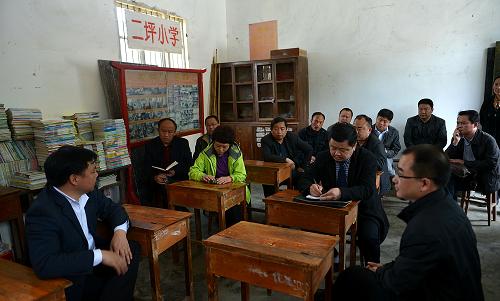 4月12日,湖北省宣恩縣委書記曾德權(quán)(左一)與縣教育、財(cái)政等部門工作人員在二坪村小學(xué)的教室里研究解決學(xué)校師資問(wèn)題。新華社發(fā)(宋文 攝)