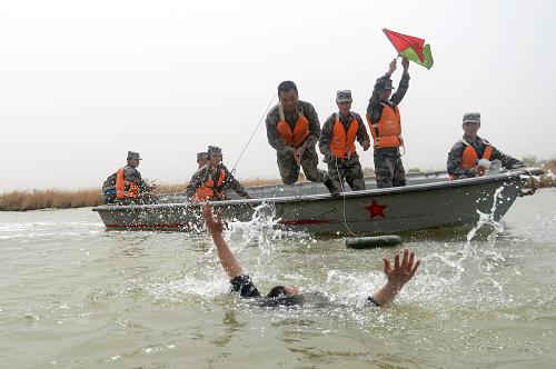 4月12日,蘭州軍區(qū)某工兵團(tuán)開(kāi)展水上搜救訓(xùn)練。4月12至15日,蘭州軍區(qū)某工兵團(tuán)組織抗震救援和抗洪搶險(xiǎn)力量,模擬多種災(zāi)后救援現(xiàn)場(chǎng),按照“災(zāi)時(shí)怎么救、平時(shí)怎么練”的標(biāo)準(zhǔn),開(kāi)展高空救援、水上救生、生命搜救等課目訓(xùn)練,有效提高了部隊(duì)?wèi)?yīng)對(duì)突發(fā)自然災(zāi)害的能力。新華社發(fā)(向文軍 攝)