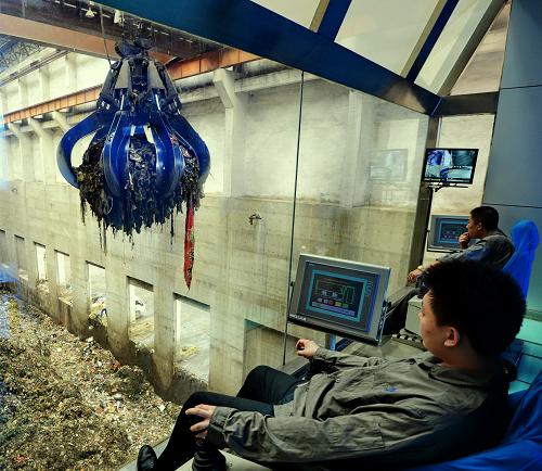 工人在秦皇島垃圾發(fā)電供熱項目垃圾焚燒車間工作(3月2日攝)。財政部近日公布,預(yù)撥各?。ㄊ?、自治區(qū))可再生能源電價附加補助資金148.1139億元,其中風(fēng)力發(fā)電93.1448億元,生物質(zhì)能發(fā)電30.5512億元,太陽能發(fā)電24.3279億元,其他可再生能源900萬元。此次補助涉及29個?。ㄊ小⒆灾螀^(qū)),其中河北、內(nèi)蒙古、青海獲得補助資金額位列前三,分別為19.0870億元、18.3057億元、14.9929億元。新華社記者楊世堯攝