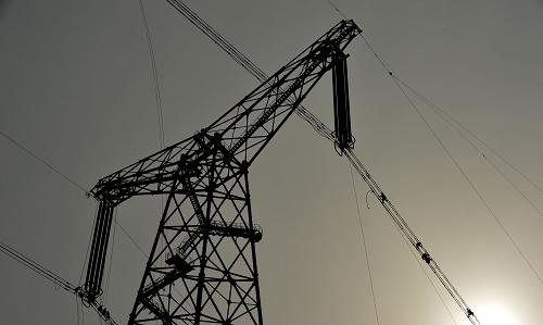 4月16日,河南電力工人在位于中牟縣的黃河邊140多米的高空作業(yè)。新華社記者趙鵬攝