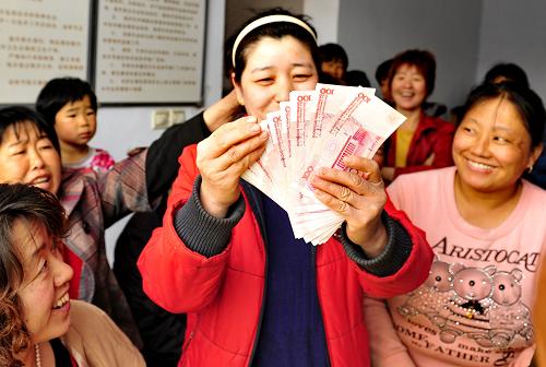 4月15日,泊頭市蔬寶農(nóng)業(yè)專業(yè)合作社“股東”張淑賢高興地數(shù)著她剛領(lǐng)到的分紅金。新華社記者 楊世堯攝