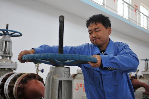 4月16日,在甘肅省甘谷縣西北部農(nóng)村飲水工程供水站,工作人員王棟在操作上水泵閥門(mén)。新華社記者 陳斌 攝