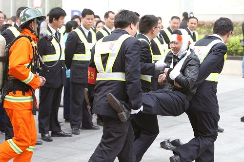 4月17日,商場(chǎng)員工將“受傷顧客”緊急撤離。新華社記者凡軍攝