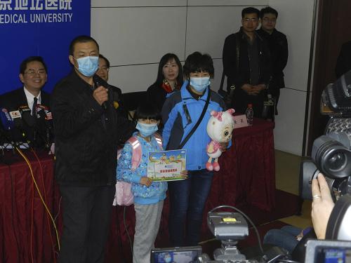 4月17日,在北京地壇醫(yī)院,北京首例H7N9禽流感患兒姚某在父母陪同下在新聞發(fā)布會上與大家告別。當(dāng)日,北京首例人感染H7N9禽流感患兒姚某在北京地壇醫(yī)院痊愈出院。此外,姚某的父母作為密切接觸者,經(jīng)過監(jiān)測和檢查,目前沒有臨床癥狀,也于17日解除醫(yī)學(xué)觀察,與姚某同時出院。新華社發(fā)(王振 攝)