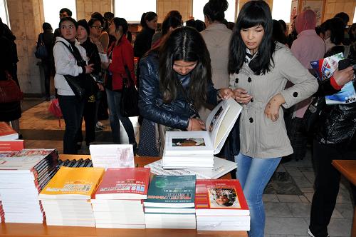 4月16日,人們?cè)诩獱柤顾固故锥急仁矂P克舉行的中國(guó)圖書(shū)展上閱覽圖書(shū)。新華社發(fā)(羅曼攝)