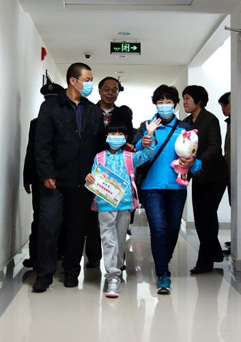 4月17日,在北京地壇醫(yī)院,北京首例H7N9禽流感患兒姚某在父母陪同下前往參加新聞發(fā)布會。