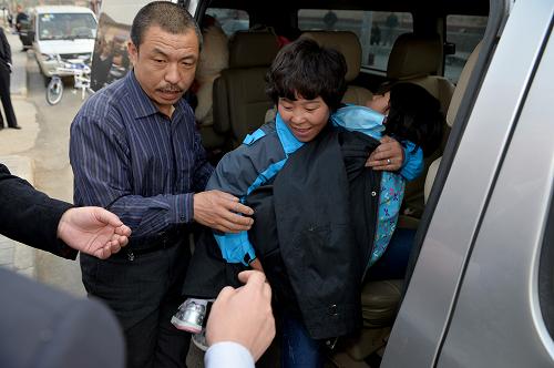 4月17日,北京首例H7N9禽流感患兒姚某到家后,父母將她抱下車。新華社記者 李鑫 攝