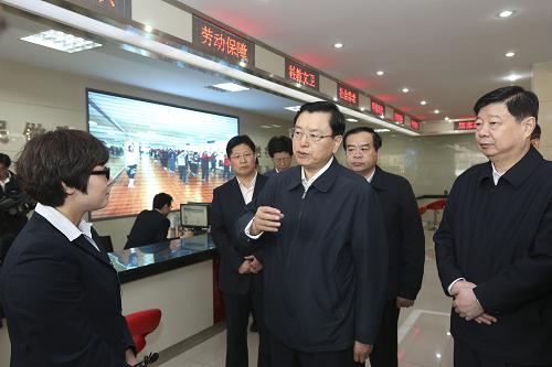 4月15日至17日,中共中央政治局常委、全國人大常委會委員長張德江在山東調(diào)研。這是4月17日,張德江在濟南市市中區(qū)二七新村街道辦事處建新社區(qū)考察。 新華社記者 丁林 攝