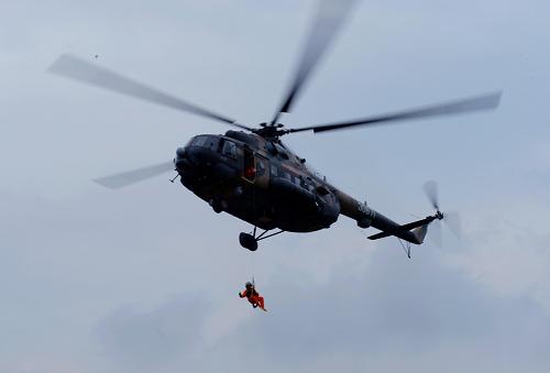 直升機(jī)飛抵目標(biāo)上空吊放救生員(4月18日攝)。4月18日,空軍依托廣空海上訓(xùn)練基地,在某海域組織多兵機(jī)種協(xié)同配合搜索營(yíng)救海上跳傘飛行員演練。演練中設(shè)置復(fù)雜戰(zhàn)場(chǎng)環(huán)境、營(yíng)造逼真戰(zhàn)斗氛圍,成功完成搜索定位、緊急救護(hù)、空中警巡等多個(gè)課目,部隊(duì)海上綜合搜救能力在近似實(shí)戰(zhàn)條件下得到檢驗(yàn)。“地面-空中-海上”立體聯(lián)動(dòng),“搜索-發(fā)現(xiàn)-營(yíng)救”一氣呵成,從“遇險(xiǎn)飛行員”落海到營(yíng)救上岸,用時(shí)不到一小時(shí)。海上搜索營(yíng)救事關(guān)空軍海上作戰(zhàn)能力提升和飛行人員生命安全,尤其是隨著空軍職能使命的不斷拓展和戰(zhàn)場(chǎng)環(huán)境的深刻變化,提高海上搜救能力日益成為空軍轉(zhuǎn)型建設(shè)的迫切要求。新華社發(fā)(沈玲 攝)