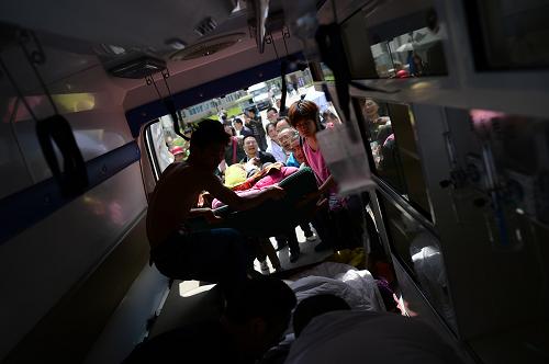 4月20日,救護車將傷者送至蘆山縣人民醫(yī)院接受治療。新華社記者 江宏景攝