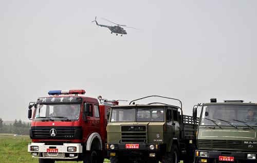 4月20日,戰(zhàn)機在成都軍區(qū)空軍某場站保障下飛赴災(zāi)區(qū)。當(dāng)日8時2分,四川雅安蘆山發(fā)生7.0級地震。成都軍區(qū)空軍某場站與成都軍區(qū)陸航某旅迅速反應(yīng)、快速行動、密切協(xié)同,以最快速度做好航管、油料、氣象等飛行后勤保障工作,確保兄弟部隊?wèi)?zhàn)鷹在第一時間及時升空趕赴災(zāi)區(qū)。新華社發(fā)(武永斌攝)