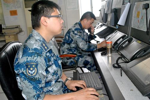 4月20日,成都軍區(qū)空軍某場站飛行航管員嚴(yán)密監(jiān)控飛行航線。新華社發(fā)(武永斌攝)