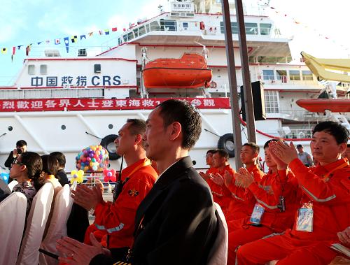 4月30日,大陸海上專業(yè)救助船“東海救101”輪的船員在高雄港出席歡迎儀式。新華社記者 謝秀棟 攝
