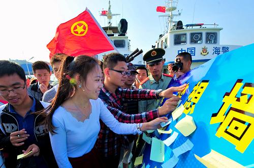 5月2日,泉州師院師生與福建海警二支隊(duì)、武警泉州支隊(duì)官兵們一同在“夢(mèng)想墻”前貼上自己的夢(mèng)想。新華社記者 魏培全 攝